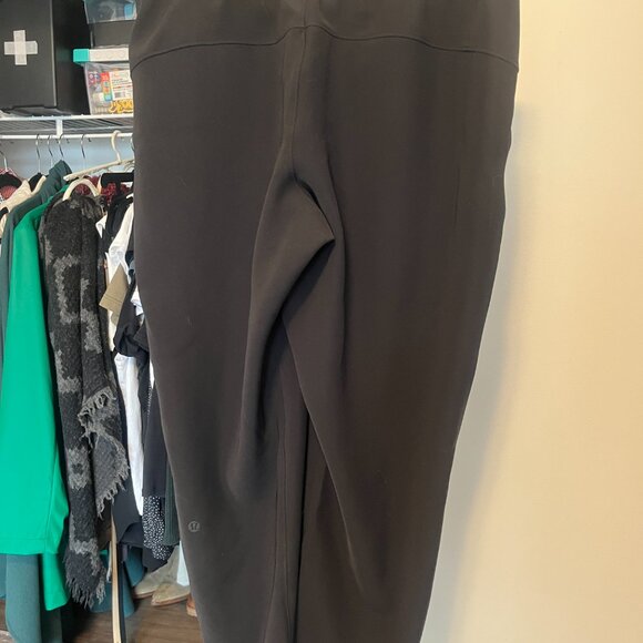 Lululemon On The Fly Crop *Woven 23" in Black - Picture 6 of 14